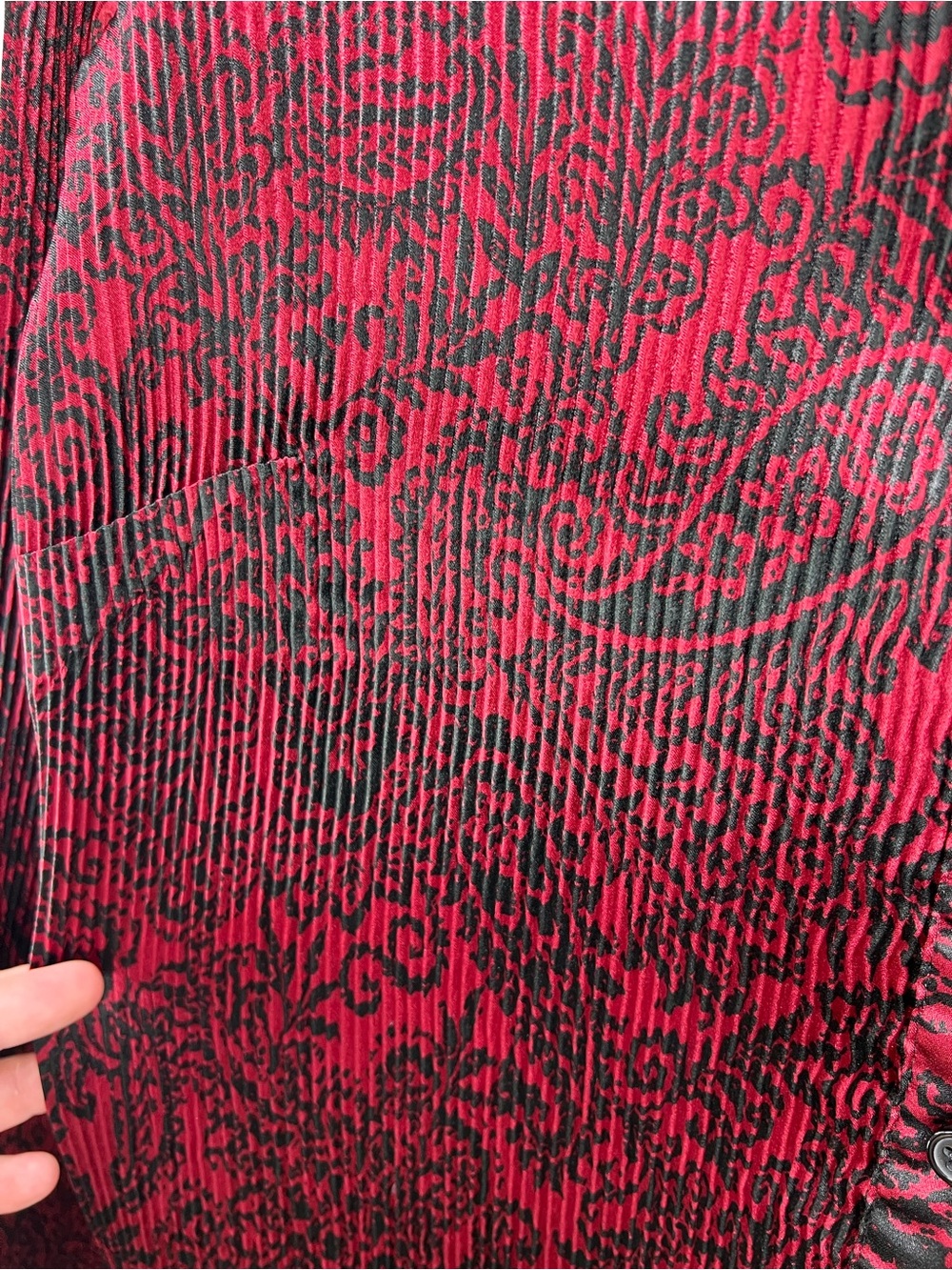Fred David Woman Stretch Plisse Pleated Button Down Blouse Red Black Paisley 1X - Picture 3 of 6